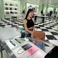 Sebelum mengaku turun berat badan, Lucinta Luna diketahui sudah beberapa kali melakukan operasi plastik pada beberapa bagian tubuh dan wajahnya. Tak heran jika penampilannya kini pun jadi semakin menawan. Foto: Instagram/@lucintaluna_manjalita