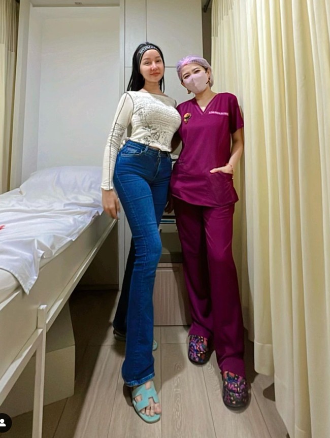 Untuk menurunkan berat badannya Lucinta Luna berkonsultasi dengan dokter diet para artis, Cissie Nugraha. always rutin ke dokter @cissienugraha berat badanku turun 19kg … puas banged aku dok sekarang aku makin PD pake baju2 sexy, tulis Lucinta dalam salah satu unggahannya. Foto: Instagram/@lucintaluna_manjalita