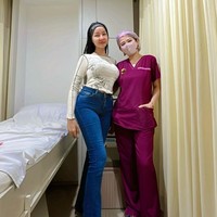 Untuk menurunkan berat badannya Lucinta Luna berkonsultasi dengan dokter diet para artis, Cissie Nugraha. always rutin ke dokter @cissienugraha berat badanku turun 19kg … puas banged aku dok sekarang aku makin PD pake baju2 sexy, tulis Lucinta dalam salah satu unggahannya. Foto: Instagram/@lucintaluna_manjalita