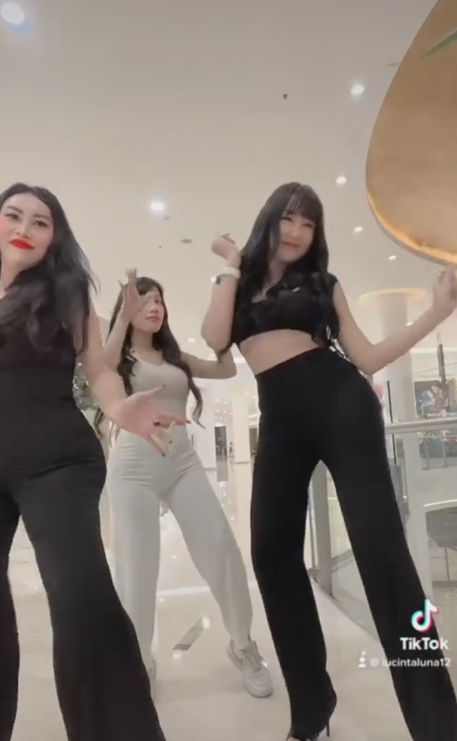 Begini potretnya saat mengenakan crop top dan berjoget bersama rekan-rekannya. Bagaimana menurutmu penampilan Lucinta kini? Foto: Instagram/@lucintaluna_manjalita
