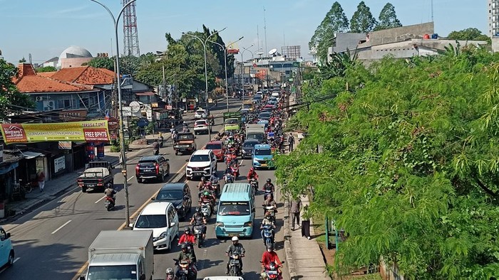 Macet di Ciputat arah Jakarta pada Selasa (7/3/2023)-(Adrial/detikcom)