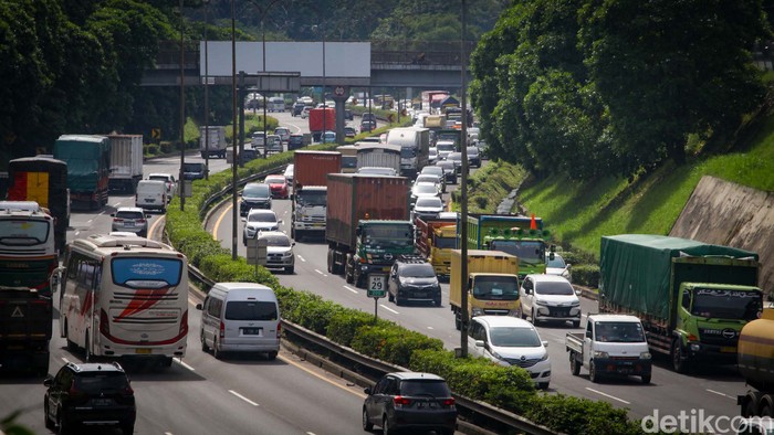 Tol JORR arah Pasar Minggu terpantau macet dari Pasar Rebo, Jakarta. Macetnya tol bikin pengendara ramai-ramai menyalip dari bahu jalan.