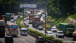 Macet Tol JORR Bikin Pengendara Nyalip dari Bahu Jalan