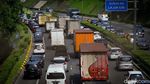 Macet Tol JORR Bikin Pengendara Nyalip dari Bahu Jalan