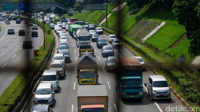 Tol JORR arah Pasar Minggu terpantau macet dari Pasar Rebo, Jakarta. Macetnya tol bikin pengendara ramai-ramai menyalip dari bahu jalan.