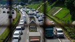 Macet Tol JORR Bikin Pengendara Nyalip dari Bahu Jalan