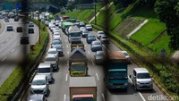 Tol Lingkar Luar Jakarta atau Tol JORR macet dari Pasar Rebo arah Pasar Minggu, Jakarta, Selasa (7/3/2023) pukul 09.00 WIB.