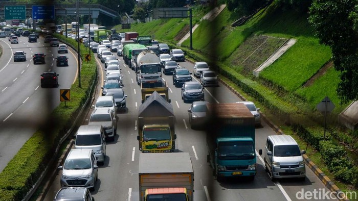 Macet Tol JORR Bikin Pengendara Nyalip dari Bahu Jalan Tol JORR arah Pasar Minggu terpantau macet dari Pasar Rebo, Jakarta. Macetnya tol bikin pengendara ramai-ramai menyalip dari bahu jalan.