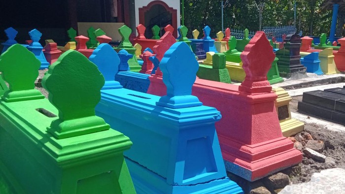 Kuburan di Dusun Jetis, Desa Bakungan, Kecamatan Karangdowo, Klaten bercat warna warni.