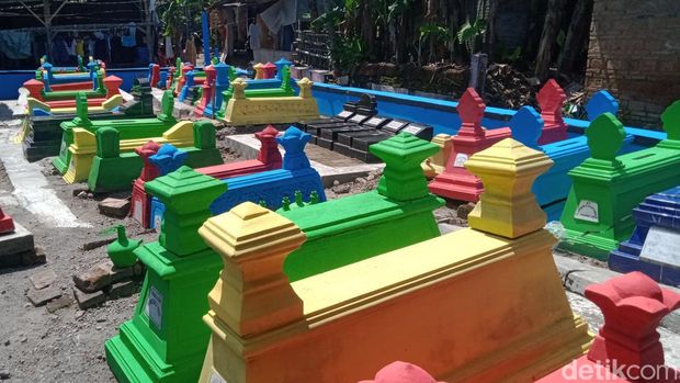 Kuburan di Dusun Jetis, Desa Bakungan, Kecamatan Karangdowo, Klaten bercat warna warni.