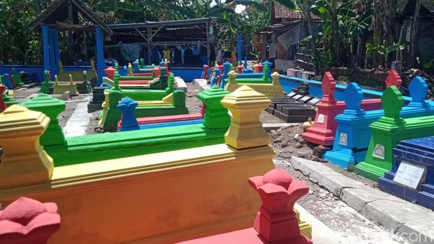 Kuburan di Dusun Jetis, Desa Bakungan, Kecamatan Karangdowo, Klaten bercat warna warni.