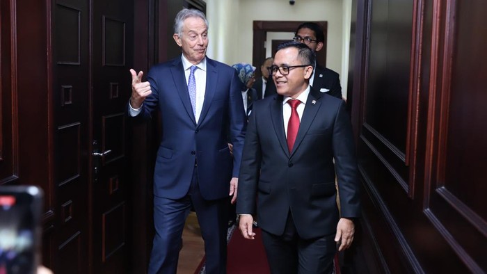 Menteri Pendayagunaan Aparatur Negara dan Reformasi Birokrasi (PANRB) Abdullah Azwar Anas menerima kedatangan Tony Blair yang merupakan Executive Chairman Tony Blair Institute (TBI) sekaligus mantan Perdana Menteri (PM) Inggris di kantor Kementerian PANRB, Senin (7/3/2023).