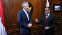 Menteri Pendayagunaan Aparatur Negara dan Reformasi Birokrasi (PANRB) Abdullah Azwar Anas menerima kedatangan Tony Blair yang merupakan Executive Chairman Tony Blair Institute (TBI) sekaligus mantan Perdana Menteri (PM) Inggris di kantor Kementerian PANRB, Senin (7/3/2023).  