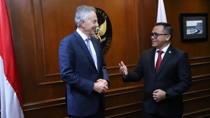 Mantan PM Inggris Tony Blair Sambangi MenPAN-RB, Ada Apa Nih? Menteri Pendayagunaan Aparatur Negara dan Reformasi Birokrasi (PANRB) Abdullah Azwar Anas menerima kedatangan Tony Blair yang merupakan Executive Chairman Tony Blair Institute (TBI) sekaligus mantan Perdana Menteri (PM) Inggris di kantor Kementerian PANRB, Senin (7/3/2023).