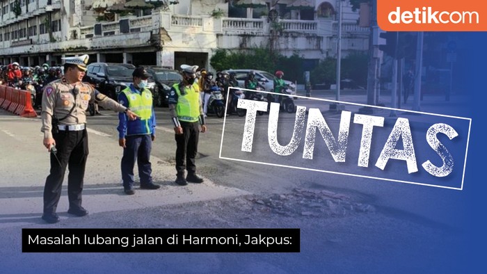 Masalah kerusakan aspal di Harmoni Jakarta Pusat, tuntas, 7 Maret 2023. (Sumber foto: Twitter TMC Polda Metro Jaya/Repro: Zaki Alfarabi detikcom)