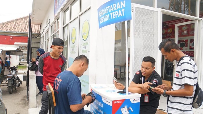 Masyarakat saat mendaftar solar subsidi di Medan