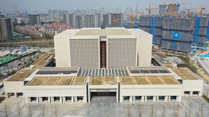Megahnya Gedung Arsip Sejarah yang Kedua di China NANJING, CHINA - MARCH 7, 2023 - Aerial photo shows the new building of the Second Historical Archives of China in Nanjing, East China's Jiangsu Province, March 7, 2023. On Feb 28, the new building of the Second Historical Archives of China was completed. With a total floor area of 88,800 square meters, the new building of the Second Historical Archives of China is a central-level state archive that centrally stores the archives of successive central governments and their directly affiliated institutions during the period of the Republic of China (1912-1949). It is an important place for the protection of national historical documents. (Photo credit should read CFOTO/Future Publishing via Getty Images)