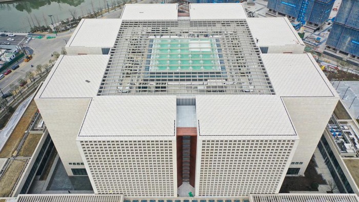 Megahnya Gedung Arsip Sejarah yang Kedua di China NANJING, CHINA - MARCH 7, 2023 - Aerial photo shows the new building of the Second Historical Archives of China in Nanjing, East China's Jiangsu Province, March 7, 2023. On Feb 28, the new building of the Second Historical Archives of China was completed. With a total floor area of 88,800 square meters, the new building of the Second Historical Archives of China is a central-level state archive that centrally stores the archives of successive central governments and their directly affiliated institutions during the period of the Republic of China (1912-1949). It is an important place for the protection of national historical documents. (Photo credit should read CFOTO/Future Publishing via Getty Images)