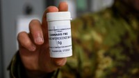 Seorang perwira militer Italia menunjukkan sekotak Ganja (atau Ganja) untuk penggunaan medis yang diproduksi di Institut Kimia dan Farmasi Militer (Stabilimento Chimico e Farmaceutico Militare - SCFM/AID).