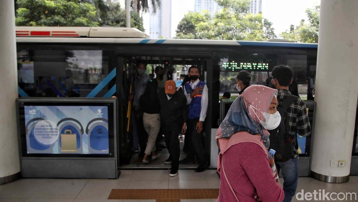 Melihat Suasana di Halte Dukuh Atas 1 yang Beroperasi Kembali Halte TransJakarta (TransJ) Dukuh Atas 1 kini beroperasi kembali usai sempat ditutup untuk revitalisasi. Begini aktivitasnya.