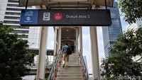 Pantauan detikcom di Halte Dukuh Atas 1, Jakarta Selatan, Senin (6/3/2023), masih ada beberapa bagian halte yang ditutupi pembatas jalan dan dalam tahap pembangunan. Sejumlah fasilitas umum, seperti eskalator, lift prioritas, dan area komersial, belum dapat digunakan.