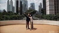 Tampak warga berfoto di anjungan Halte TransJ Dukuh Atas 1.