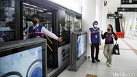 Para penumpang mengapresiasi wujud baru Halte Dukuh Atas 1 ini seusai revitalisasi. Mereka juga berharap ada penambahan fasilitas seperti tempat duduk untuk penumpang yang menunggu bus TransJ.
