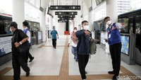 Saat ini tidak terlihat tempat duduk untuk penumpang di Halte TransJ Dukuh Atas 1.