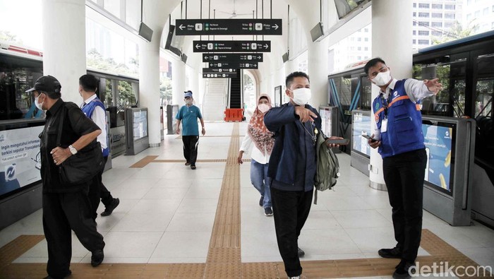 Halte TransJakarta (TransJ) Dukuh Atas 1 kini beroperasi kembali usai sempat ditutup untuk revitalisasi. Begini aktivitasnya.