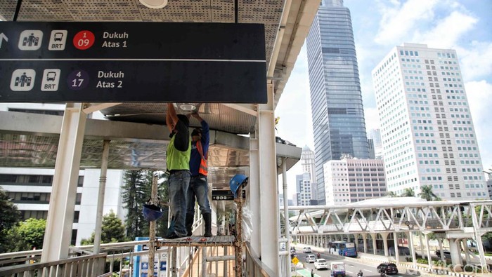 Halte TransJakarta (TransJ) Dukuh Atas 1 kini beroperasi kembali usai sempat ditutup untuk revitalisasi. Begini aktivitasnya.