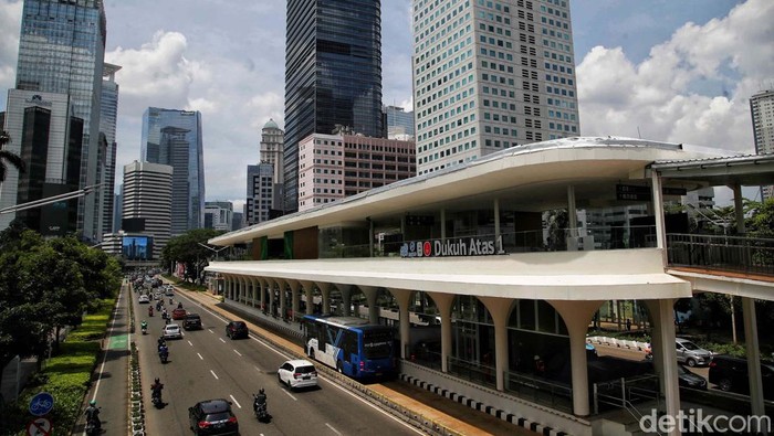Halte TransJakarta (TransJ) Dukuh Atas 1 kini beroperasi kembali usai sempat ditutup untuk revitalisasi. Begini aktivitasnya.
