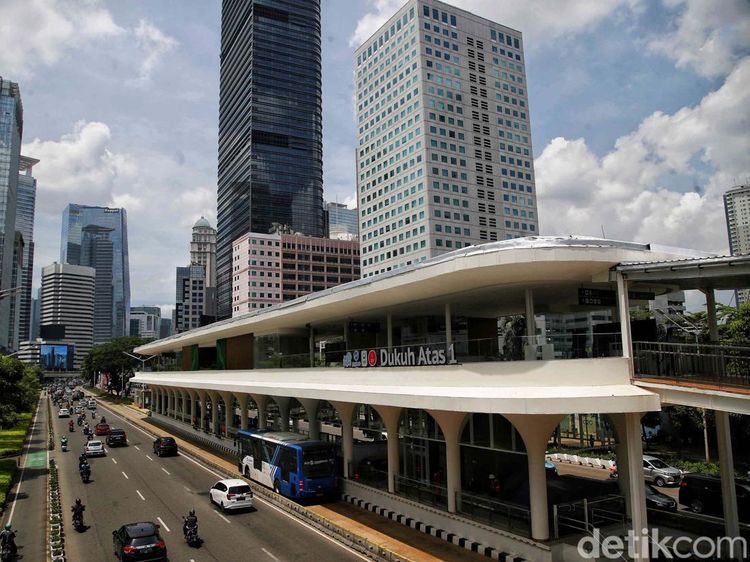 Melihat Suasana di Halte Dukuh Atas 1 yang Beroperasi Kembali
