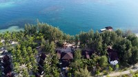 Villa Kencana menjadi destinasi wisata pantai baru di Gorontalo yang menyajikan keindahan alam, pasir putih, pohon pinus dan fasilitas pendukung wisata seperti wahana perahu kayak, speed boat dan penginapan bagi wisatawan.