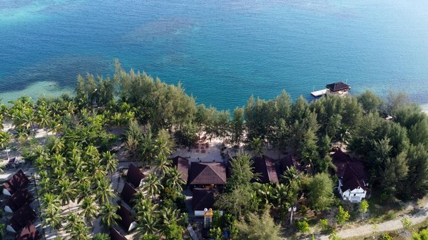 Villa Kencana menjadi destinasi wisata pantai baru di Gorontalo yang menyajikan keindahan alam, pasir putih, pohon pinus dan fasilitas pendukung wisata seperti wahana perahu kayak, speed boat dan penginapan bagi wisatawan.