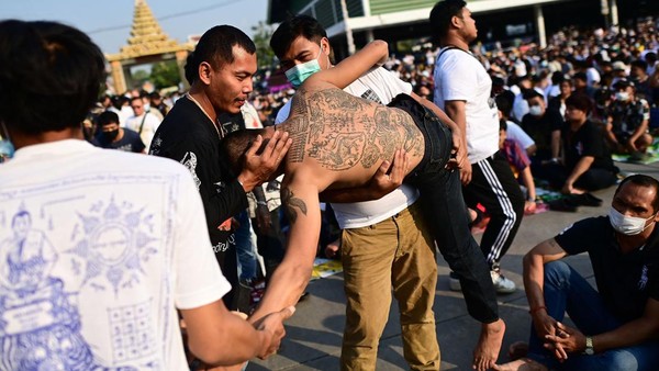 Dalam Festival Sak Yant, biarawan akan memberikan tato yang bergambarkan harimau, monyet, manusia dan skrip-skrip kuno dari bangsa Khmer. Bangsa Khmer merupakan bangsa yang besar di kawasan Asia Tenggara pada kurun waktu tahun 802 sampai 1432. Kawasan wilayahnya meliputi Kamboja, Laos dan Thailand. Dalam Festival Sak Yant, biarawan akan memberikan tato yang bergambarkan harimau, monyet, manusia dan skrip-skrip kuno dari bangsa Khmer. Bangsa Khmer merupakan bangsa yang besar di kawasan Asia Tenggara pada kurun waktu tahun 802 sampai 1432. Kawasan wilayahnya meliputi Kamboja, Laos dan Thailand.