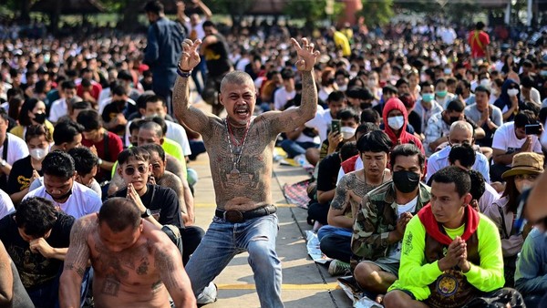 Selama seharian penuh, para biarawan bakal bekerja keras mentato puluhan sampai ratusan orang. Keesokan harinya, barulah saat yang dinanti-nanti. Mereka akan mentransfer energi magis ke dalam tato yang sudah menempel di tubuh tiap orang. Selama seharian penuh, para biarawan bakal bekerja keras mentato puluhan sampai ratusan orang. Keesokan harinya, barulah saat yang dinanti-nanti. Mereka akan mentransfer energi magis ke dalam tato yang sudah menempel di tubuh tiap orang.