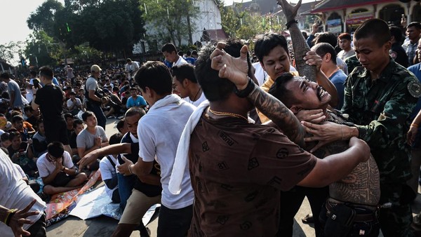 Di festival tersebut, masyarakat Thailand baik pria dan wanita dari berbagai wilayah datang untuk dan merelakan badannya untuk ditato oleh para biarawan. Tentu, tatonya bukanlah tato sembarangan! Di festival tersebut, masyarakat Thailand baik pria dan wanita dari berbagai wilayah datang untuk dan merelakan badannya untuk ditato oleh para biarawan. Tentu, tatonya bukanlah tato sembarangan!