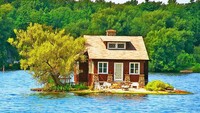Dinamai Just Room Enough Island yang terletak di Kanada. Posisinya persis di tengah-tengah sungai Saint Lawrence. Ketika air pasang tinggi, sebagian rumah ikut terendam.