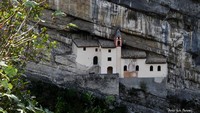 Hermitage of San Colombano di Italia ini terletak 120 meter di atas permukaan tebing dan tampaknya diukir di lembah yang dalam.