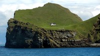 Rumah ini berada di pulai Elliðaey di Islandia. Di pulau itu hanya ada satu rumah. Sayangnya tidak banyak diketahui tentang pulau atau rumah yang berdiri di atasnya.