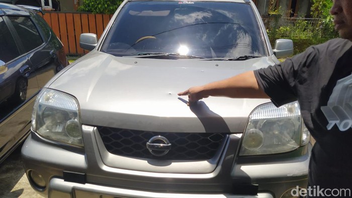 Mobil dibacoki ABG pemotor di Magelang, Selasa (7/3/2023).