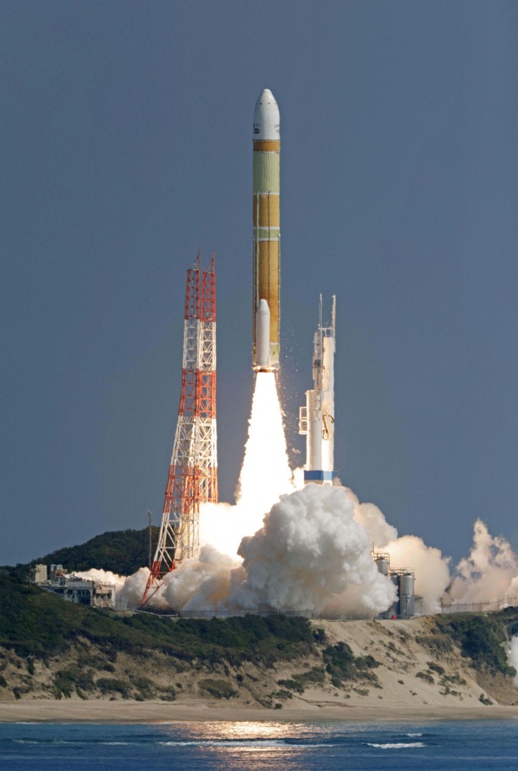Momen Roket H3 Jepang Meluncur ke Luar Angkasa A public relation officer of the Japan Aerospace Exploration Agency (JAXA) explains the launch failure of the H3 rocket to the media members at Tanegashima Space Center on the southwestern island of Tanegashima, Kagoshima Prefecture, southwestern Japan March 7, 2023, in this photo taken by Kyodo. Mandatory credit Kyodo via REUTERS ATTENTION EDITORS - THIS IMAGE WAS PROVIDED BY A THIRD PARTY. MANDATORY CREDIT. JAPAN OUT. NO COMMERCIAL OR EDITORIAL SALES IN JAPAN