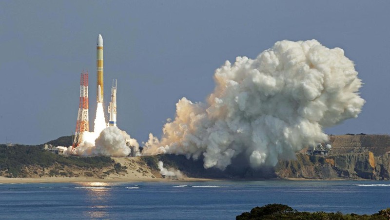 A public relation officer of the Japan Aerospace Exploration Agency (JAXA) explains the launch failure of the H3 rocket to the media members at Tanegashima Space Center on the southwestern island of Tanegashima, Kagoshima Prefecture, southwestern Japan March 7, 2023, in this photo taken by Kyodo.  Mandatory credit Kyodo via REUTERS ATTENTION EDITORS - THIS IMAGE WAS PROVIDED BY A THIRD PARTY. MANDATORY CREDIT. JAPAN OUT. NO COMMERCIAL OR EDITORIAL SALES IN JAPAN