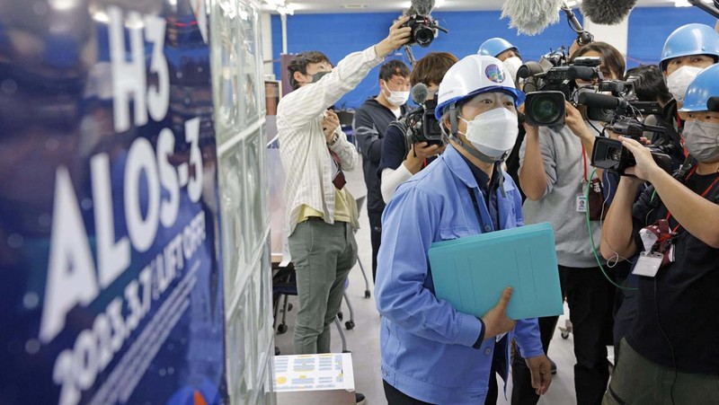 A public relation officer of the Japan Aerospace Exploration Agency (JAXA) explains the launch failure of the H3 rocket to the media members at Tanegashima Space Center on the southwestern island of Tanegashima, Kagoshima Prefecture, southwestern Japan March 7, 2023, in this photo taken by Kyodo.  Mandatory credit Kyodo via REUTERS ATTENTION EDITORS - THIS IMAGE WAS PROVIDED BY A THIRD PARTY. MANDATORY CREDIT. JAPAN OUT. NO COMMERCIAL OR EDITORIAL SALES IN JAPAN