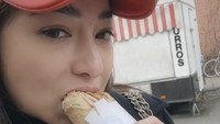 Ibu satu anak ini juga menikmati kebab ayam pedas. Porsinya terlihat besar dan mengenyangkan karena penuh isian.
