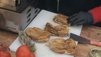 Di Amsterdam rasanya tak lengkap kalau tak jajan keju. Nikita membeli grilled cheese sandwich yang mulur gurih.