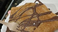 Crepes dengan saus cokelat menutup santapan Nikita bersama keluarga kecil dan sahabatnya. Duh jadi ngiler!