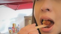 Fried chicken jadi incaran Nikita Selanjutnya. Ayam goreng tepung ini tersaji sudah dalam bentuk potongan sehingga mudah dimakan.