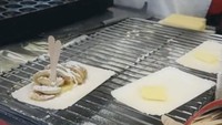 Poffertjes yang empuk manis rasanya pas dinikmati saat cuaca dingin. Apalagi Nikita menikmatinya dalam keadaan hangat.