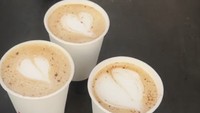Menu pertama yang ia coba, pumpkin latte. Minuman hangat ini dibuat dengan campuran labu. Kira-kira bagaimana ya rasanya?